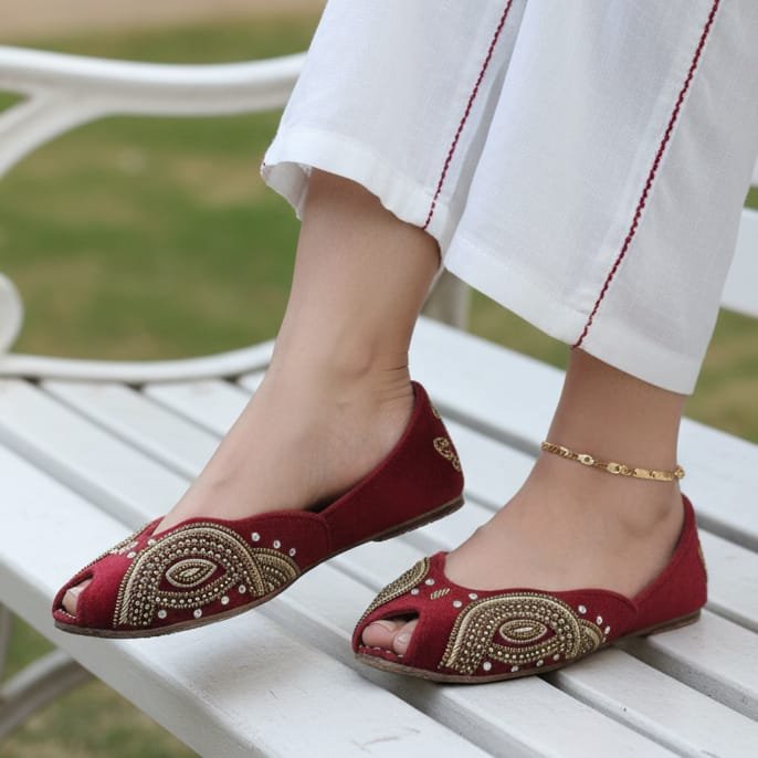 Elegant Front-Open Ladies Khussa – Pure Leather & Golden Glamour!* 🔥